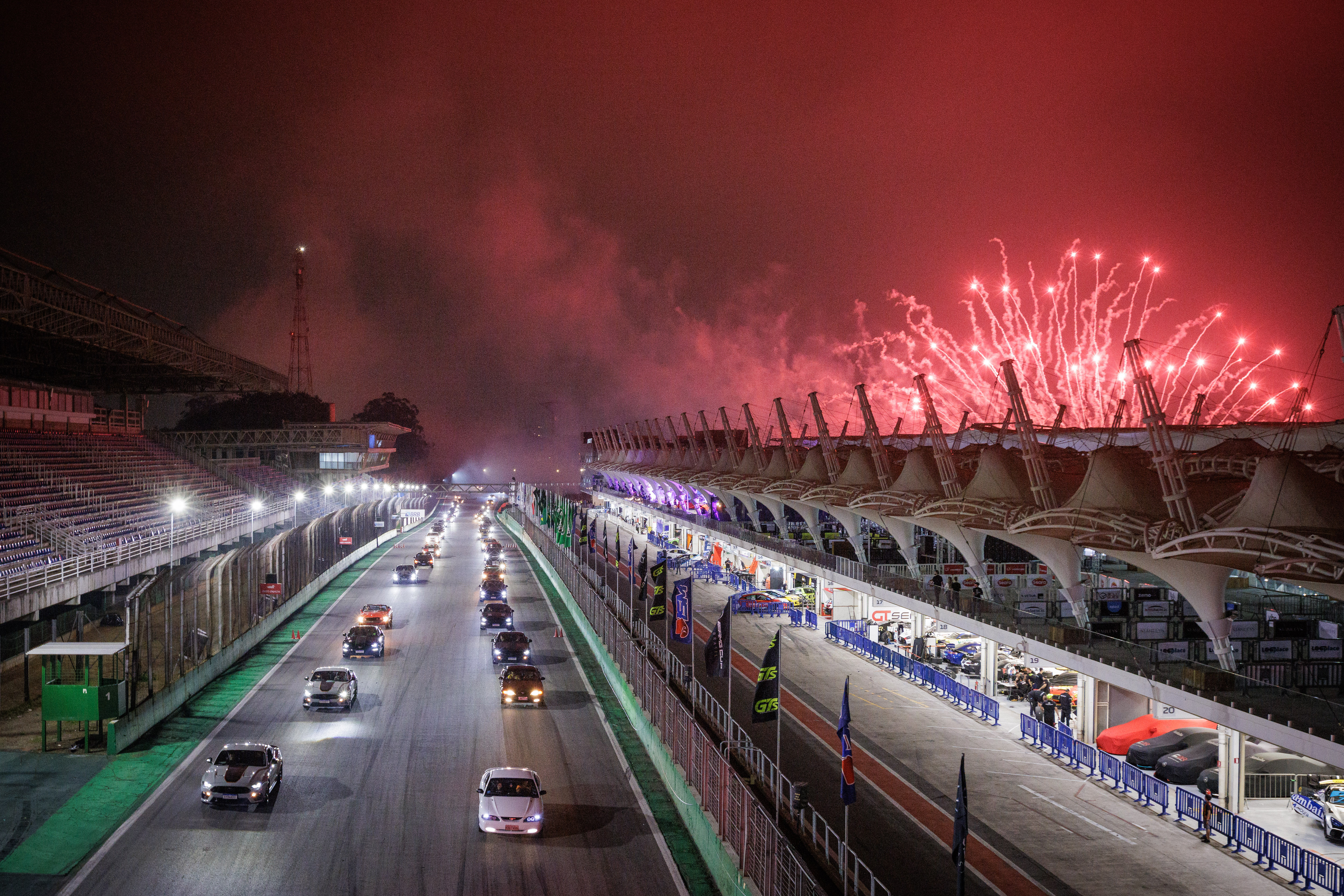 Desfile de Mustang em Interlagos no aniversário de 60 anos do mucle car
